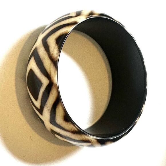 African resin brown and cream patterned  bangle bracelet - Picture 7 of 7